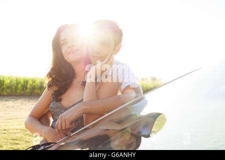 Couple manifester l'affection l'un pour l'autre tout en appréciant la beauté naturelle environnante Banque D'Images