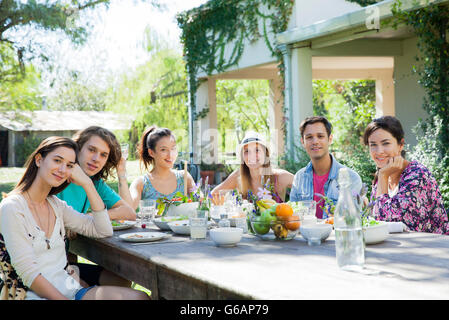 Les amis ayant repas ensemble, portrait Banque D'Images