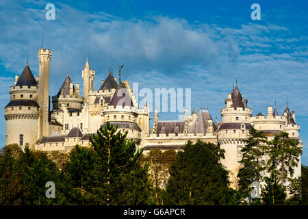 Le château médiéval de Pierrefonds, forêt de Compiègne, Oise, Picardie, France Banque D'Images