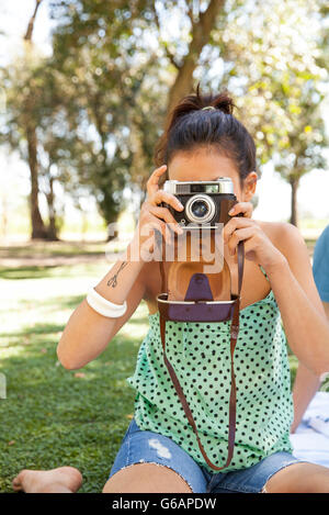 Woman taking photo, point de vue personnel Banque D'Images