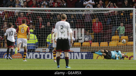 Football - Scottish Premiership - Motherwell v Aberdeen - Fir Park.Niall McGinn d'Aberdeen (à gauche) marque un but après Lee Hollis de Motherwell lors du match Scottish Premiership à Fir Park, Motherwell. Banque D'Images