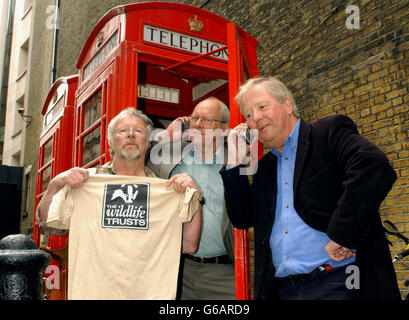 Les années 70, les stars de la comédie The Goodies (L-R) Bill Oddie, Graeme Garden et Tim Brooke-Taylor devant le Prince Charles Cinema à Leicester place, dans le centre de Londres, pour le lancement vidéo et DVD de 'The Goodies. À la dernière'. Banque D'Images