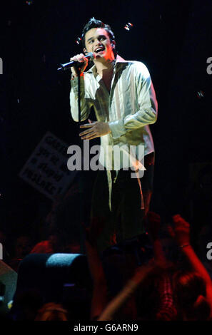 Gareth Gates se présentant sur scène lors du concert de pop Fox Kids Planet Live, qui s'est tenu à l'Ahoy à Rotterdam, aux pays-Bas. Banque D'Images