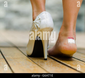 Dans un haut talon pieds et d'autres blessées avec peu de blanc patch. Pieds sur eto Banque D'Images