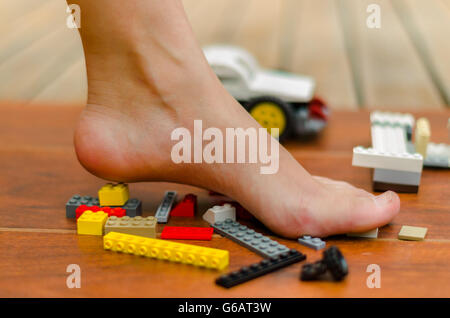 Un pieds debout sur des blocs de couleur de différentes couleurs jouets Banque D'Images