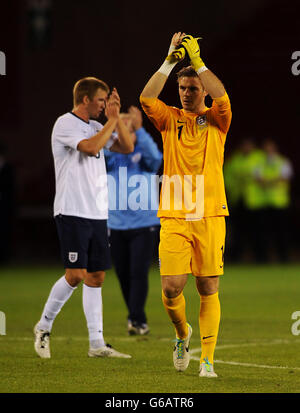 Football - International friendly - Angleterre sous 21s / Ecosse sous 21s - Bramall Lane.Jack Butland d'Englan applaudit les fans après le coup de sifflet final lors du match international amical à Bramall Lane, Sheffield. Banque D'Images