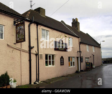 Une camionnette de police Humberside se trouve à l'extérieur du pub Crooked Billet à Owston Ferry, dans le nord du Lincolnshire, d'où Laura Ten, âgée de 18 ans, a disparu dans les premières heures de dimanche matin. * les équipes de recherche sous-marine ont dit qu'une botte noire avait été récupérée de la rive de la rivière Trent voisine, mais a dit qu'à ce stade, ils étaient incapables de dire si elle appartenait à l'adolescent disparu. Banque D'Images