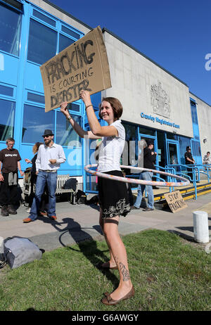 Katie Fairweather, activiste anti-fracturation, proteste contre la fracturation à l'extérieur de la cour de justice de Crawley, dans le West Sussex, tandis que des manifestants anti-fracturation apparaissent sur des accusations de manifestations sur le site de forage de Caudrilla à Balcombe. Banque D'Images