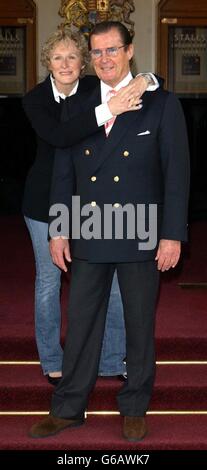 Les acteurs Roger Moore et Glenn se ferment lors d'une séance photo au Royal Albert Hall, dans le centre de Londres.La paire accueille cette nuit de l'année une voix de 1000, qui célèbre la contribution de Sir Trevor Nunn au théâtre musical.*..la nuit est à l'aide de la charité des enfants du Club de variété et aura lieu au Royal Albert Hall le dimanche 4 mai. Banque D'Images