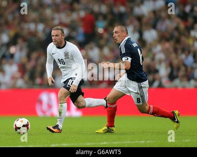 Wayne Rooney (à gauche) en Angleterre et Scott Brown (à droite) en Écosse pour le ballon Banque D'Images