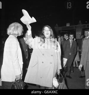 Cass Elliot (au centre), chanteur du groupe pop américain The Mamas and the Papas, qui a comparu devant le tribunal des magistrats de l'Ouest de Londres accusé de vol d'articles dans un hôtel londonien. Banque D'Images