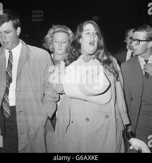 Cass Elliot (au centre), chanteur du groupe pop américain The Mamas and the Papas, qui a comparu devant le tribunal des magistrats de l'Ouest de Londres accusé de vol d'articles dans un hôtel londonien. Banque D'Images