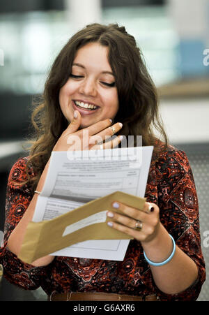 Rosalind Barnett, de l'école St Mary Redcliffe et Temple, lit ses résultats D'examen DE NIVEAU A pour la première fois pour voir qu'elle a atteint 2 A* et 1 A pour obtenir une place à l'université de Nottingham étudiant la psychologie. Banque D'Images