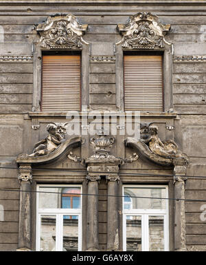Vieille et belle façade de l'immeuble à Budapest, en Hongrie, en Europe. Banque D'Images