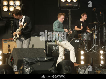 Alex Trimble, Sam Halliday, Kevin Baird du Two Door Cinema Club qui se déroule sur la scène de Virgin Media pendant la première journée du V Festival à Hylands Park à Chelmsford. Banque D'Images