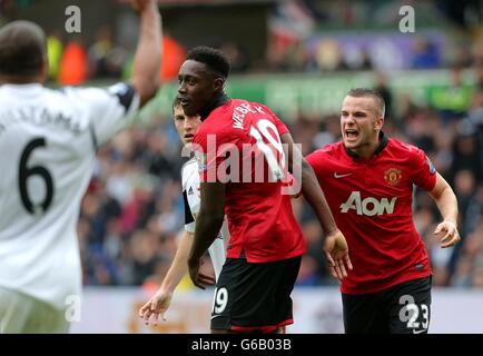 Danny Welbeck (au centre) de Manchester United célèbre ses côtés en deuxième position Objectif du jeu avec Tom Cleverley, coéquipier Banque D'Images