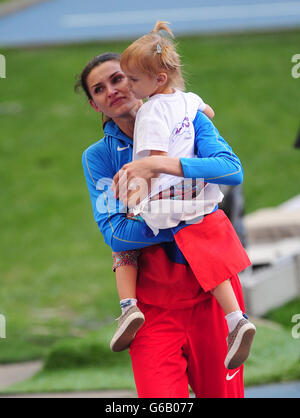 Anna Chicherova de Russie avec sa fille Nika après avoir participé à la finale du haut saut féminin le huitième jour des Championnats mondiaux d'athlétisme de l'IAAF 2013 au stade Luzhniki à Moscou, Russie. Banque D'Images