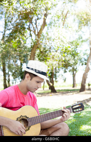 Man playing guitar Banque D'Images