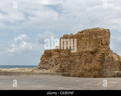 Ruines du fort médiéval mur dans port Paphos à Chypre Banque D'Images