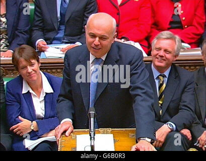 : le chef du parti conservateur Iain Duncan Smith pose une question au premier ministre britannique Tony Blair lors de son 'heure des questions' hebdomadaire à la Chambre des communes à Londres. * plus tard, les députés devaient discuter des plans du gouvernement pour l'introduction des « hôpitaux de fondation » dans le cadre de la réforme du Service national de santé. Regardez les histoires de PA POLITICS. Photo PA. Banque D'Images