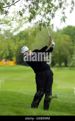 Colin Montgomerie, en Écosse, joue son deuxième coup sur le 6ème green lors de son second tour à l'Open International de Benson and Hedges au Beffroi. * le Padraig Harrington d'Irlande est allé au tournant en 33 le deuxième matin de l'Open International de Benson and Hedges et quand il a ailé le troisième 538 yards pour le deuxième jour de suite, Il a tenu un impressionnant 10 sous par. Mais le champion défenseur Angel Cabrera a couvert le dos neuf en 32 coups pour passer à la deuxième place à huit sous et Colin Montgomerie a également eu quatre birdies sur le même étirement pour être cinquième sur quatre sous. Banque D'Images