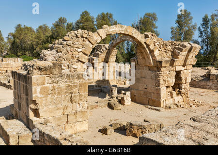 Ruines du château, d'un quarante colonnes Frankish castle construit au 13ème siècle près de port de Paphos, Chypre. Le Parc archéologique de K Banque D'Images