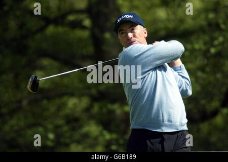 David Gilford a dévalé le 17e tee lors de sa deuxième partie de l'Open international Benson & Hedges au Beffroi. Banque D'Images