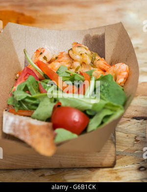 Street food crevettes servi avec des légumes en plein air libre de la plaque de carton Banque D'Images