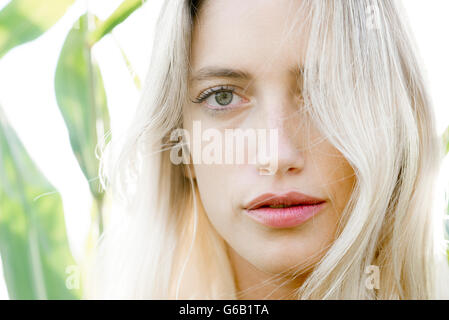 Young woman outdoors, portrait Banque D'Images