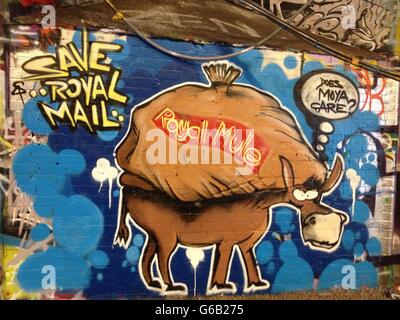 Une oeuvre grafitti qui a paru dans la rue Leake, également connue sous le nom de Banksy tunnel, près de la gare de Waterloo dans le sud de Londres contre la privatisation proposée de Royal Mail. Banque D'Images