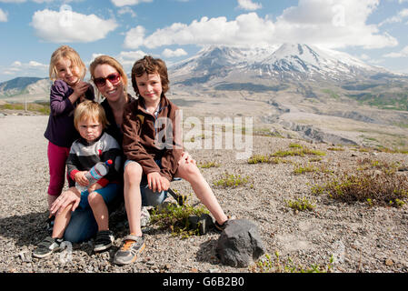 Mère et enfants se tenant en face du Mont Saint Helens, Washington, USA Banque D'Images