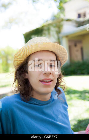 Jeune homme dans le parc Banque D'Images