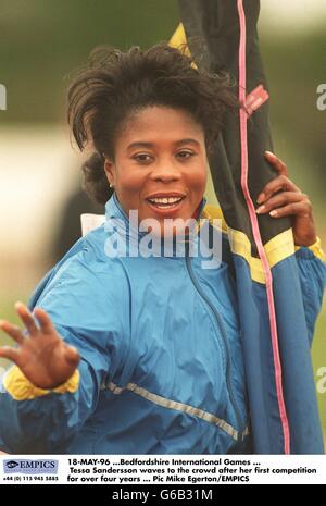 18-MAI-96 .Jeux internationaux du Bedfordshire. Tessa Sanderson se fait une vague devant la foule après sa première compétition depuis plus de quatre ans Banque D'Images