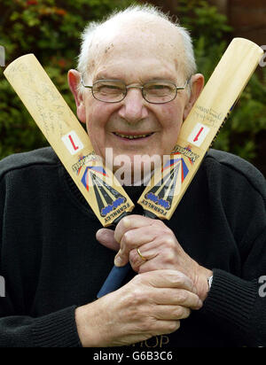 Alan Tufnell, père de Phil, vainqueur de la célébrité, célèbre la victoire de son fils à la télévision chez lui à Swaffham, Norfolk. L'ancien joueur de cricket de l'Angleterre, âgé de 36 ans, a remporté la victoire de l'ancien footballeur John Fashanu. * le bowling sur la majorité des 2.5 millions de personnes qui ont voté. Émergeant du camp de la forêt tropicale australienne, il a eu l'impression : « Je ne peux pas le croire, c'est incroyable, je ne peux pas le croire. » Banque D'Images