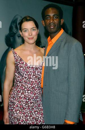 L'actrice Olivia Williams et son petit ami Rhashan Stone arrivent au Warner West End à Leicester Square à Londres pour la première de tuer UN roi. Banque D'Images