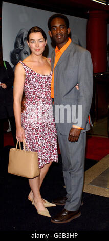 L'actrice Olivia Williams et son petit ami Rhashan Stone arrivent au Warner West End à Leicester Square à Londres pour la première de tuer UN roi. Banque D'Images