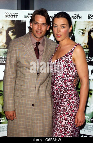 Acteurs Dougrey Scott et Olivia Williams, arrivant au Warner West End à Leicester Square à Londres pour la première de tuer Un roi. Banque D'Images