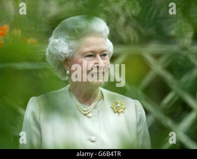 Queen Chelsea Flower Show.La reine Elizabeth II visite le Chelsea Flower Show de la Royal Horticultural Society à Londres. Banque D'Images