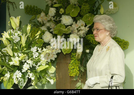 La reine Elizabeth II visite le Chelsea Flower Show de la Royal Horticultural Society à Londres. Banque D'Images