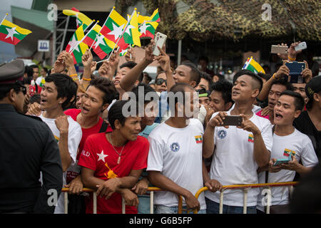 Bangkok, Thaïlande, Samut Sakhon. 23 Juin, 2016. Collecte de migrants birmans pour voir Daw Aung San Suu Kyi à Talad Talay Thai Hall le 23 juin 2016 à Samut Sakhon, à l'ouest de Bangkok. Le Ministre des affaires étrangères du Myanmar et conseiller d'Etat Aung San Suu Kyi est arrivée à Bangkok le jeudi 23 pour une visite officielle de trois jours en Thaïlande où elle a rencontré des migrants birmans. C'est la première visite d'outre-mer en Thaïlande depuis son pro-Parti pour la démocratie (NLD) a pris le pouvoir en avril. Crédit : Guillaume Payen/ZUMA/Alamy Fil Live News Banque D'Images