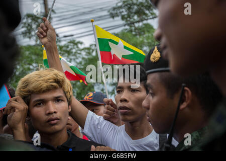 Bangkok, Thaïlande, Samut Sakhon. 23 Juin, 2016. Collecte de migrants birmans pour voir Daw Aung San Suu Kyi à Talad Talay Thai Hall le 23 juin 2016 à Samut Sakhon, à l'ouest de Bangkok. Le Ministre des affaires étrangères du Myanmar et conseiller d'Etat Aung San Suu Kyi est arrivée à Bangkok le jeudi 23 pour une visite officielle de trois jours en Thaïlande où elle a rencontré des migrants birmans. C'est la première visite d'outre-mer en Thaïlande depuis son pro-Parti pour la démocratie (NLD) a pris le pouvoir en avril. Crédit : Guillaume Payen/ZUMA/Alamy Fil Live News Banque D'Images