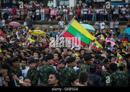 Bangkok, Thaïlande, Samut Sakhon. 23 Juin, 2016. Collecte de migrants birmans pour voir Daw Aung San Suu Kyi à Talad Talay Thai Hall le 23 juin 2016 à Samut Sakhon, à l'ouest de Bangkok. Le Ministre des affaires étrangères du Myanmar et conseiller d'Etat Aung San Suu Kyi est arrivée à Bangkok le jeudi 23 pour une visite officielle de trois jours en Thaïlande où elle a rencontré des migrants birmans. C'est la première visite d'outre-mer en Thaïlande depuis son pro-Parti pour la démocratie (NLD) a pris le pouvoir en avril. Crédit : Guillaume Payen/ZUMA/Alamy Fil Live News Banque D'Images