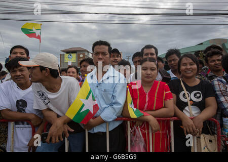 Bangkok, Thaïlande, Samut Sakhon. 23 Juin, 2016. Collecte de migrants birmans pour voir Daw Aung San Suu Kyi à Talad Talay Thai Hall le 23 juin 2016 à Samut Sakhon, à l'ouest de Bangkok. Le Ministre des affaires étrangères du Myanmar et conseiller d'Etat Aung San Suu Kyi est arrivée à Bangkok le jeudi 23 pour une visite officielle de trois jours en Thaïlande où elle a rencontré des migrants birmans. C'est la première visite d'outre-mer en Thaïlande depuis son pro-Parti pour la démocratie (NLD) a pris le pouvoir en avril. Crédit : Guillaume Payen/ZUMA/Alamy Fil Live News Banque D'Images