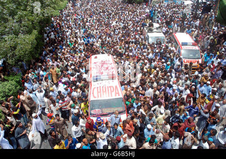 En ambulance gens portant cercueil de célèbre chanteur Soufi Amjad Sabri, qui a assassiné dans Liaquatabad domaine de Karachi le mercredi par des hommes armés non identifiés alors que sur route, après la prière funéraire au district Central sur Liaquatabad no04 à Karachi, le jeudi 23 juin 2016. Amjad était le fils de Ghulam Farid Sabri qui était aussi un célèbre musicien classique d'Inde du Nord et chanteur Soufi. Il a assassiné par cible non identifiée de tueurs et les employés de la sécurité selon des coquilles des balles de calibre 30 trouvés sur site. Banque D'Images