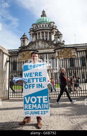 Belfast, Royaume-Uni. 23 Juin, 2016. La campagne reste la distribution de tracts pendant le congé/UE restent référendum. Credit : Bonzo/Alamy Live News Banque D'Images