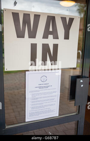 Belfast, Royaume-Uni. 23 Juin, 2016. L'entrée des bureaux de vote dans l'UE restent/congé de référendum. Credit : Bonzo/Alamy Live News Banque D'Images