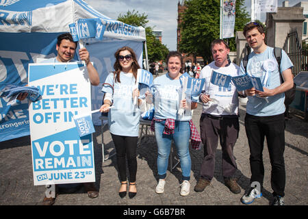 Belfast, Royaume-Uni. 23 Juin, 2016. La campagne reste la distribution de tracts pendant le congé/UE restent référendum. Credit : Bonzo/Alamy Live News Banque D'Images