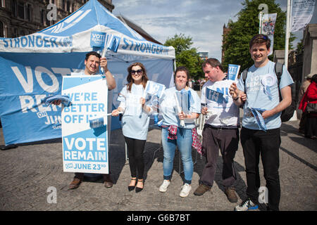 Belfast, Royaume-Uni. 23 Juin, 2016. La campagne reste la distribution de tracts pendant le congé/UE restent référendum. Credit : Bonzo/Alamy Live News Banque D'Images