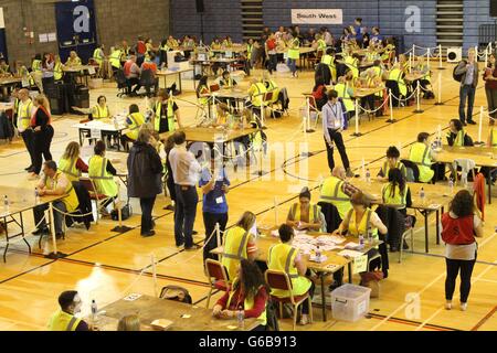 Edinburgh, Royaume-Uni. 23 Juin, 2016. Les bulletins sont comptés à Édimbourg, Royaume-Uni, le 23 juin 2016. Des millions de britanniques ont voté pour rester dans ou quitter l'Union européenne (UE) dans l'UNION EUROPÉENNE Référendum le jeudi. Credit : Guo Chunju/Xinhua/Alamy Live News Banque D'Images