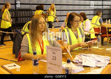 Edinburgh, Royaume-Uni. 23 Juin, 2016. Les bulletins sont comptés à Édimbourg, Royaume-Uni, le 23 juin 2016. Des millions de britanniques ont voté pour rester dans ou quitter l'Union européenne (UE) dans l'UNION EUROPÉENNE Référendum le jeudi. Credit : Guo Chunju/Xinhua/Alamy Live News Banque D'Images